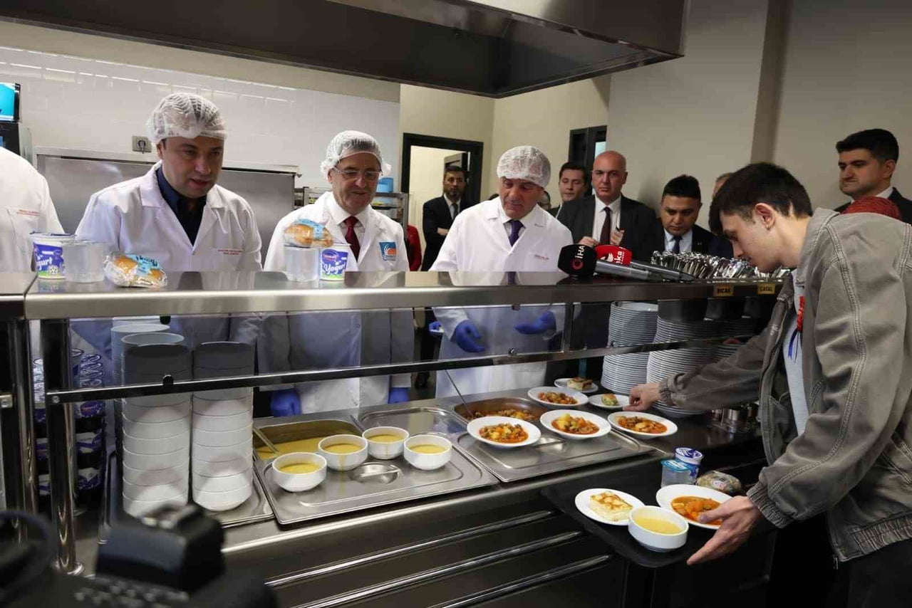 ÇEKMEKÖY’ÜN İLK KENT LOKANTASI, DÜZENLENEN AÇILIŞ TÖRENİNİN ARDINDAN HİZMET VERMEYE...