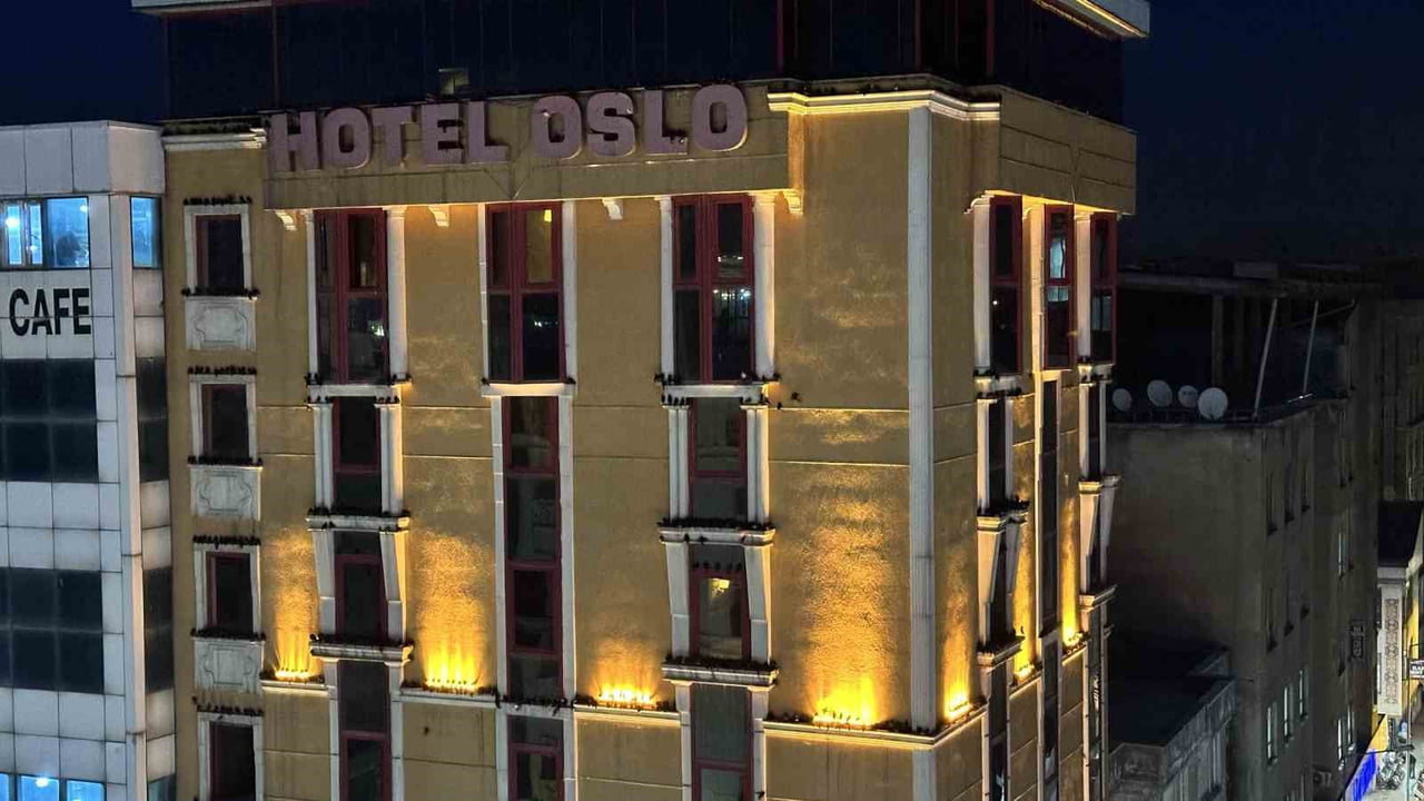 CENGİZ TOPEL CADDESİ ÜZERİNDE YER ALAN BİR OTEL İLE YANINDAKİ İŞ MERKEZİNİN DIŞ CEPHESİ...