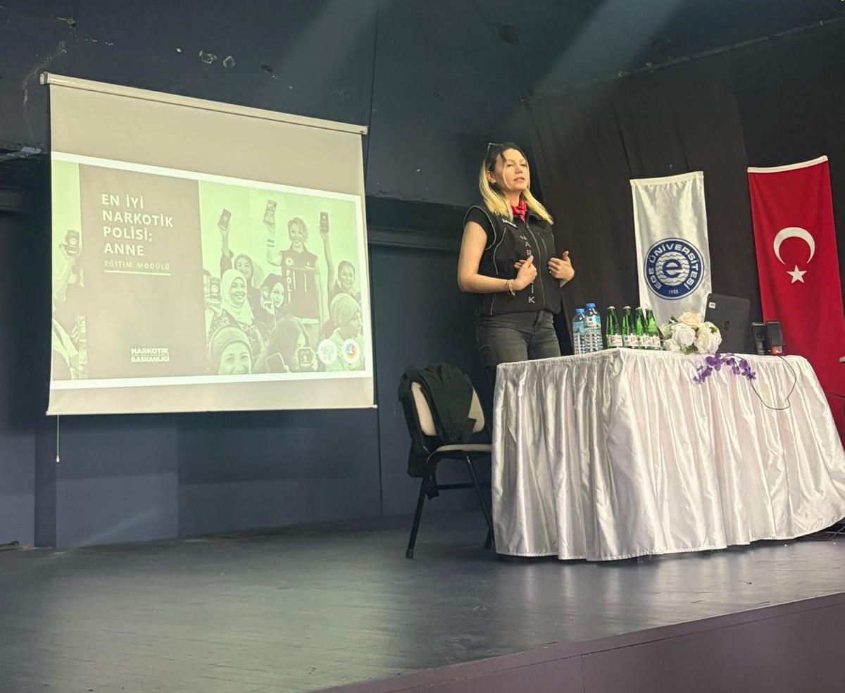 ÇEŞME İLÇE EMNİYET MÜDÜRLÜĞÜNCE ÜNİVERSİTE KAMPÜSÜNDE DÜZENLENEN SEMİNERDE, ÖĞRENCİLERE VE OKUL...