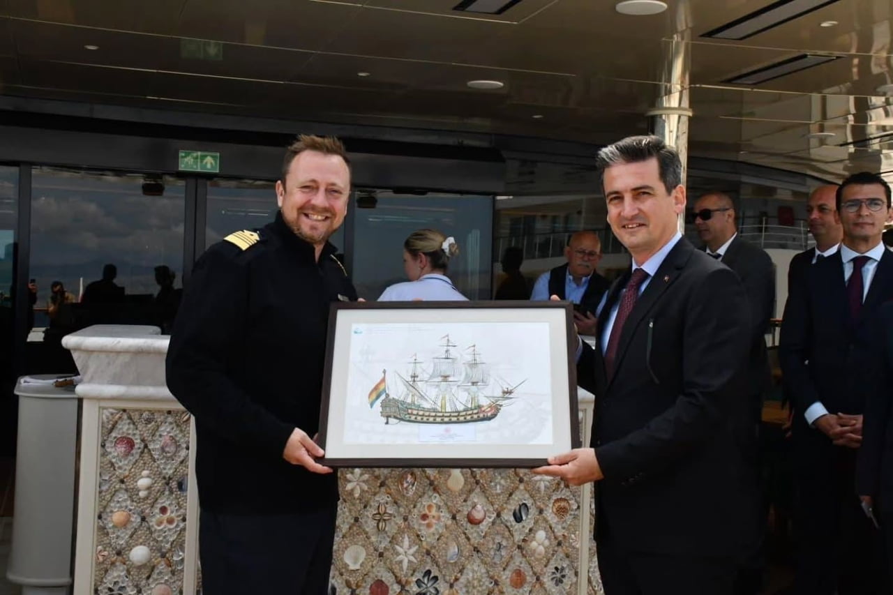 ÇEŞME KAYMAKAMI MEHMET MARAŞLI, ULUSOY LİMANI’NDAKİ "FOUR SEASONS YACHT" KRUVAZİYER GEMİSİNİ...