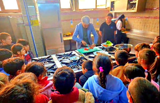 ÇEŞMELİ ÖĞRENCİLER SAĞLIKLI BESLENMEYİ YERİNDE ÖĞRENDİ