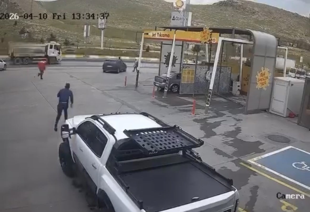 ÇEVREDEKİ VATANDAŞLARIN MÜDAHALESİYLE ARAÇ DURDURULURKEN, O ANLAR GÜVENLİK KAMERASINA...