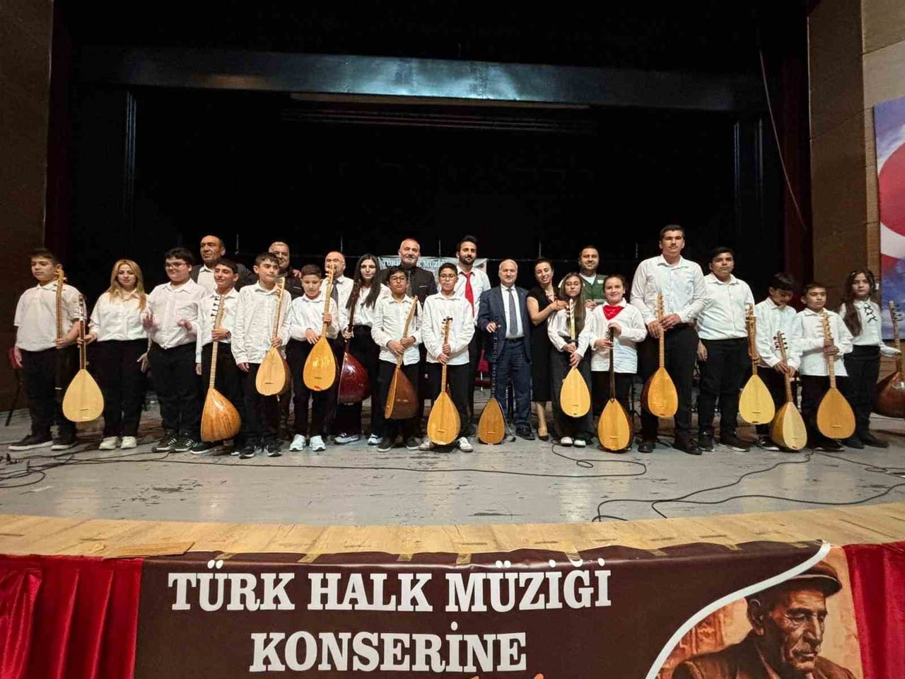 CEYHAN’DA BAĞLAMA KURSU KURSİYERLERİ, DÜZENLENEN KONSERDE SAHNE ALARAK BÜYÜK BEĞENİ TOPLADI VE...