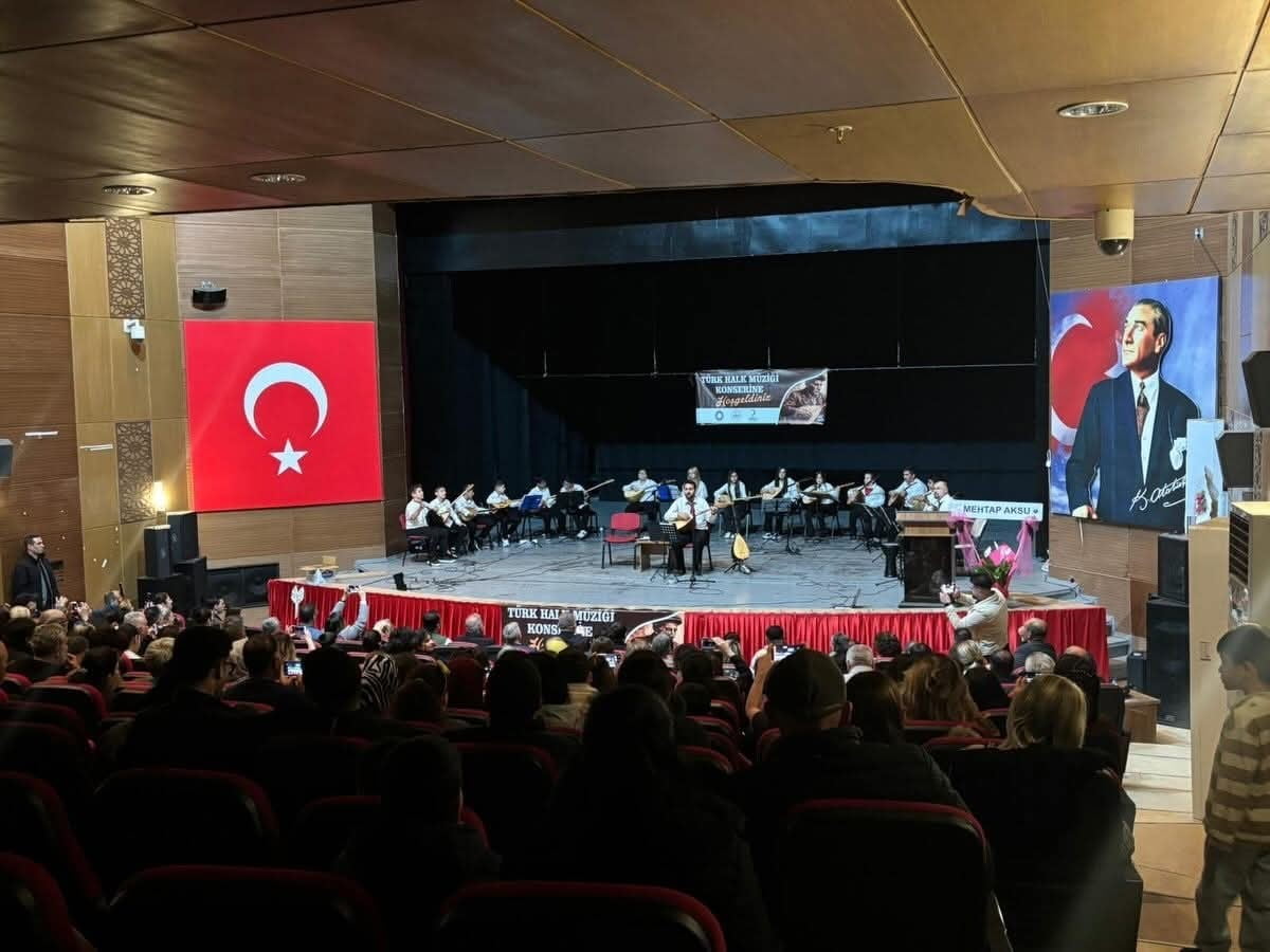 CEYHAN’DA BAĞLAMA KURSU KURSİYERLERİ, DÜZENLENEN KONSERDE SAHNE ALARAK BÜYÜK BEĞENİ TOPLADI VE...