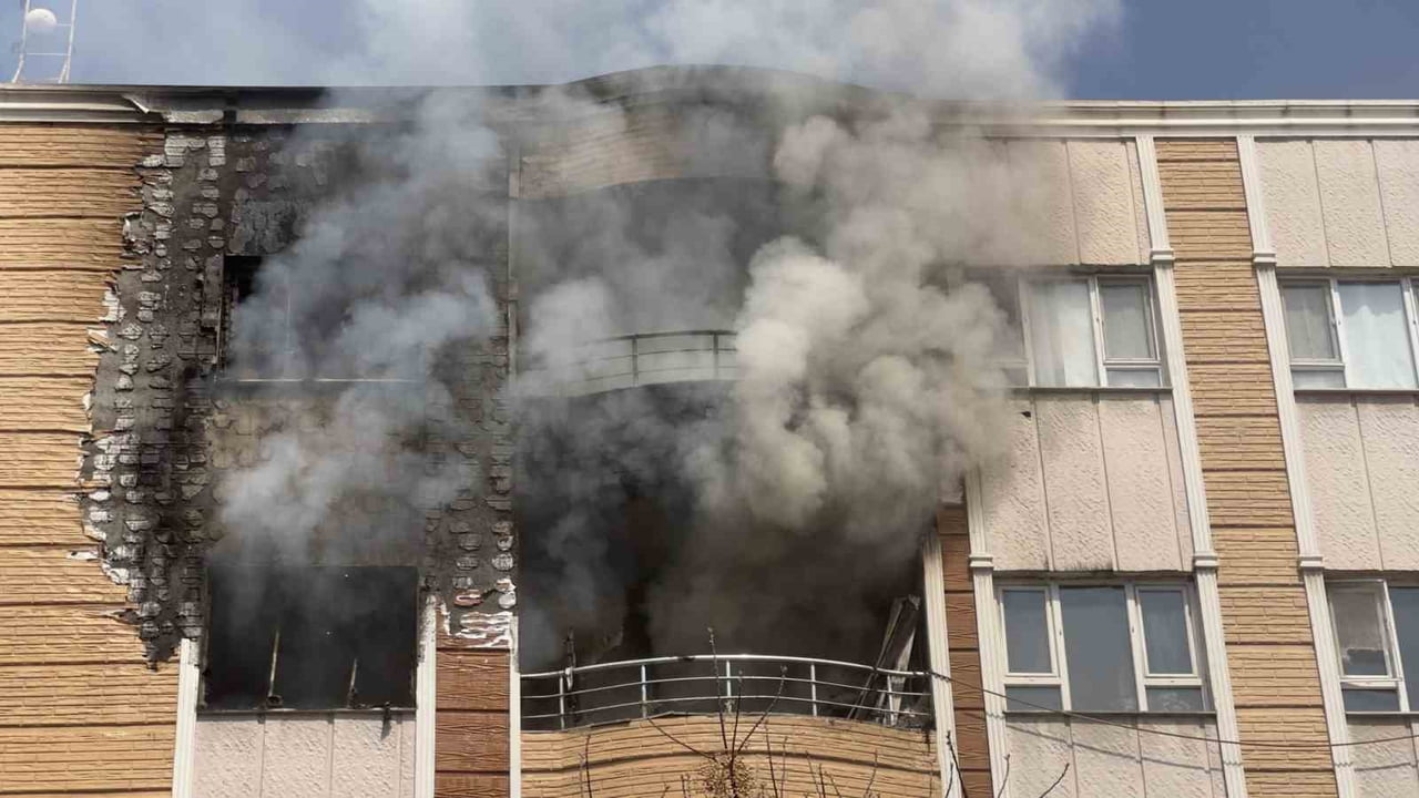 CEYLANPINAR İLÇESİNDE BİR APARTMAN DAİRESİNDE ÇIKAN VE KISA SÜREDE BÜYÜYEREK ÜST KATA SIÇRAYAN...