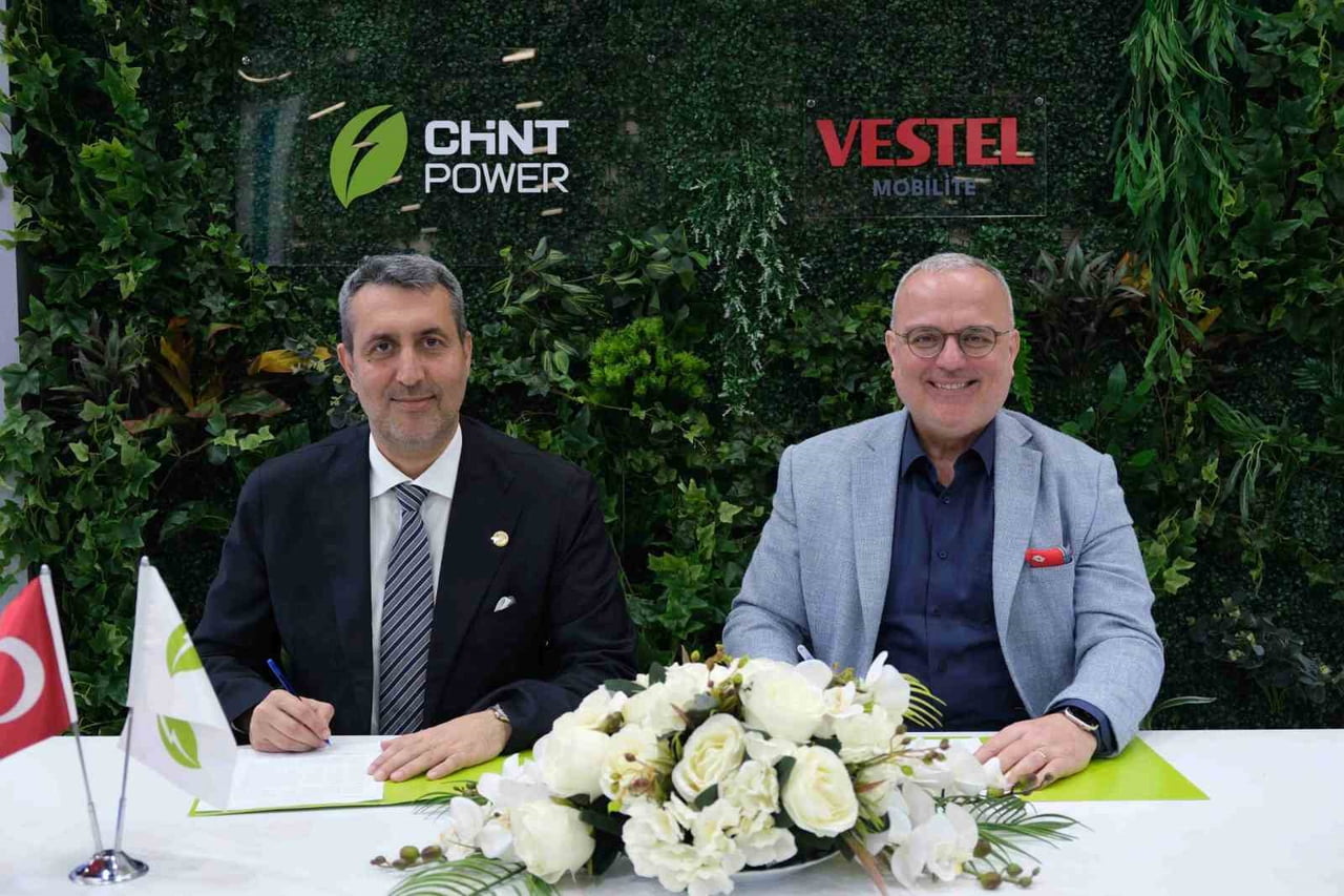 CHİNT POWER YÖNETİM KURULU BAŞKANI ERCÜMENT KAYA (SOLDA) VE VESTEL MOBİLİTE GENEL MÜDÜRÜ ENDER...