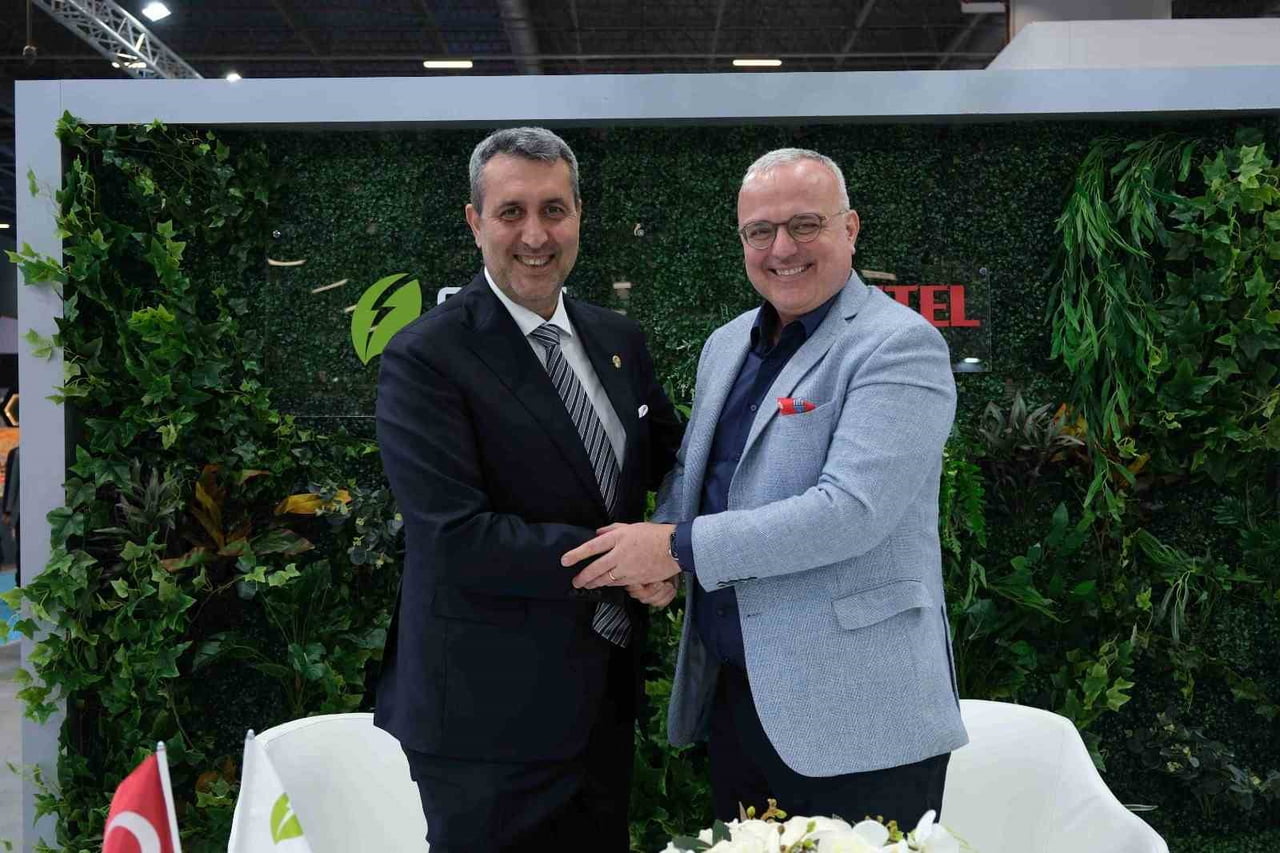 CHİNT POWER YÖNETİM KURULU BAŞKANI ERCÜMENT KAYA (SOLDA) VE VESTEL MOBİLİTE GENEL MÜDÜRÜ ENDER...