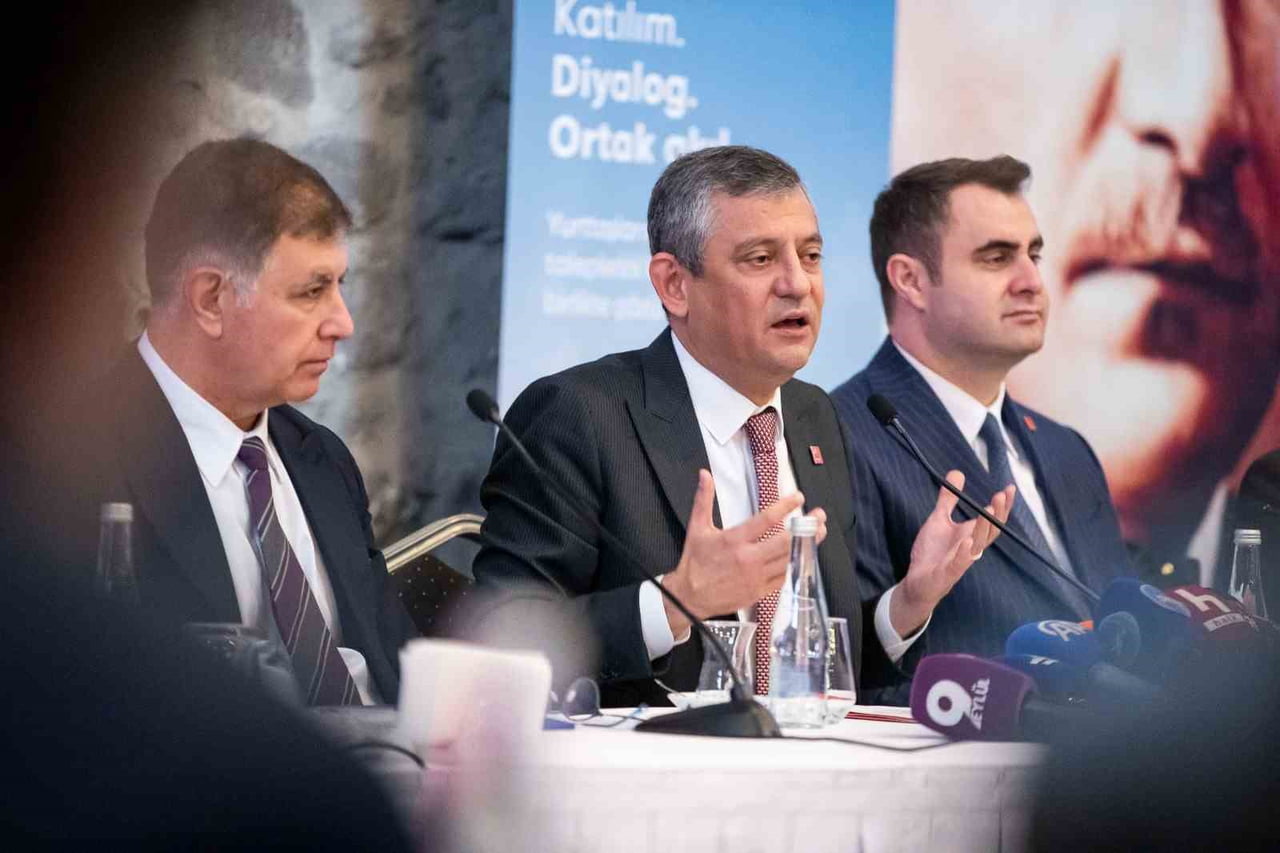 CHP GENEL BAŞKANI ÖZGÜR ÖZEL, 'ROMANLAR BULUŞMASI'NDA KONUŞTU