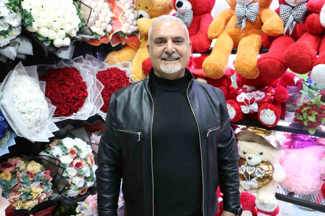 ÇİÇEKÇİ ESNAFI ABDULLAH AKGÜL İSE, POLİS HAFTASI DOLAYISIYLA BÖYLE BİR SÜRPRİZ YAPMAK İSTEDİĞİNİ...