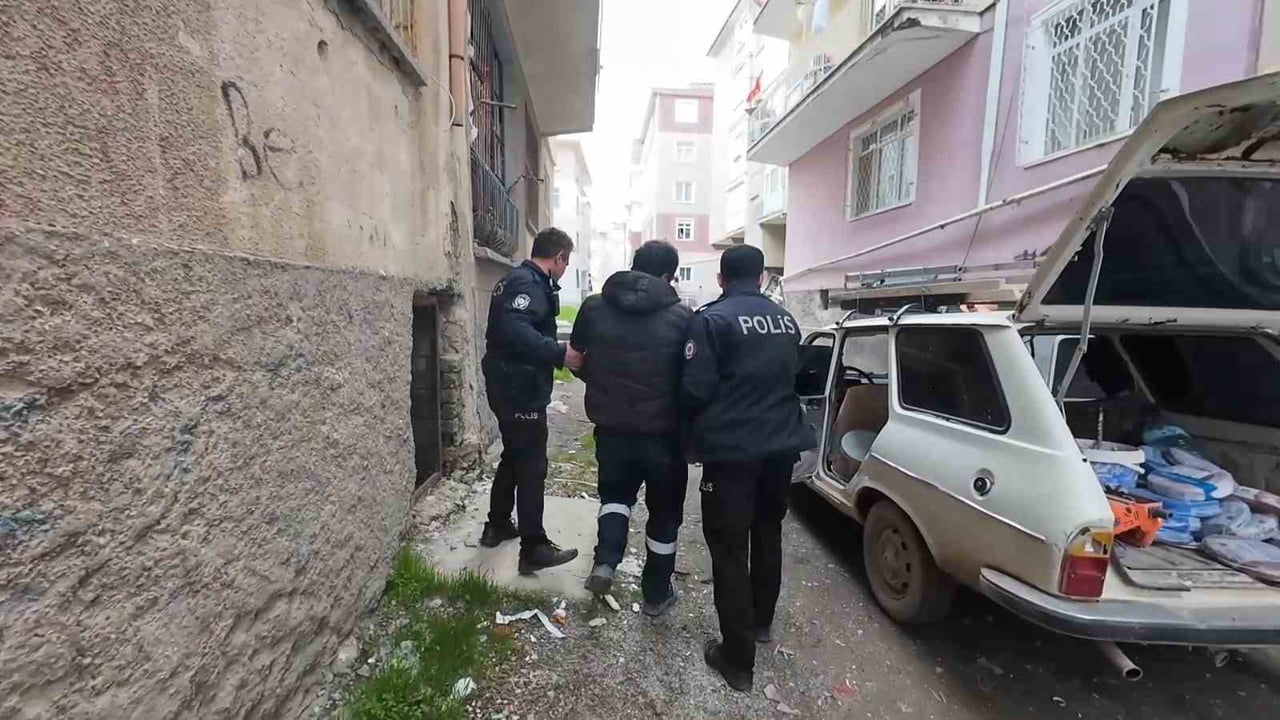 ÇIKMAZ SOKAĞA GİRİNCE YAKALANAN SÜRÜCÜ M.Ç., GÖZALTINA ALINARAK POLİS MERKEZİNE...