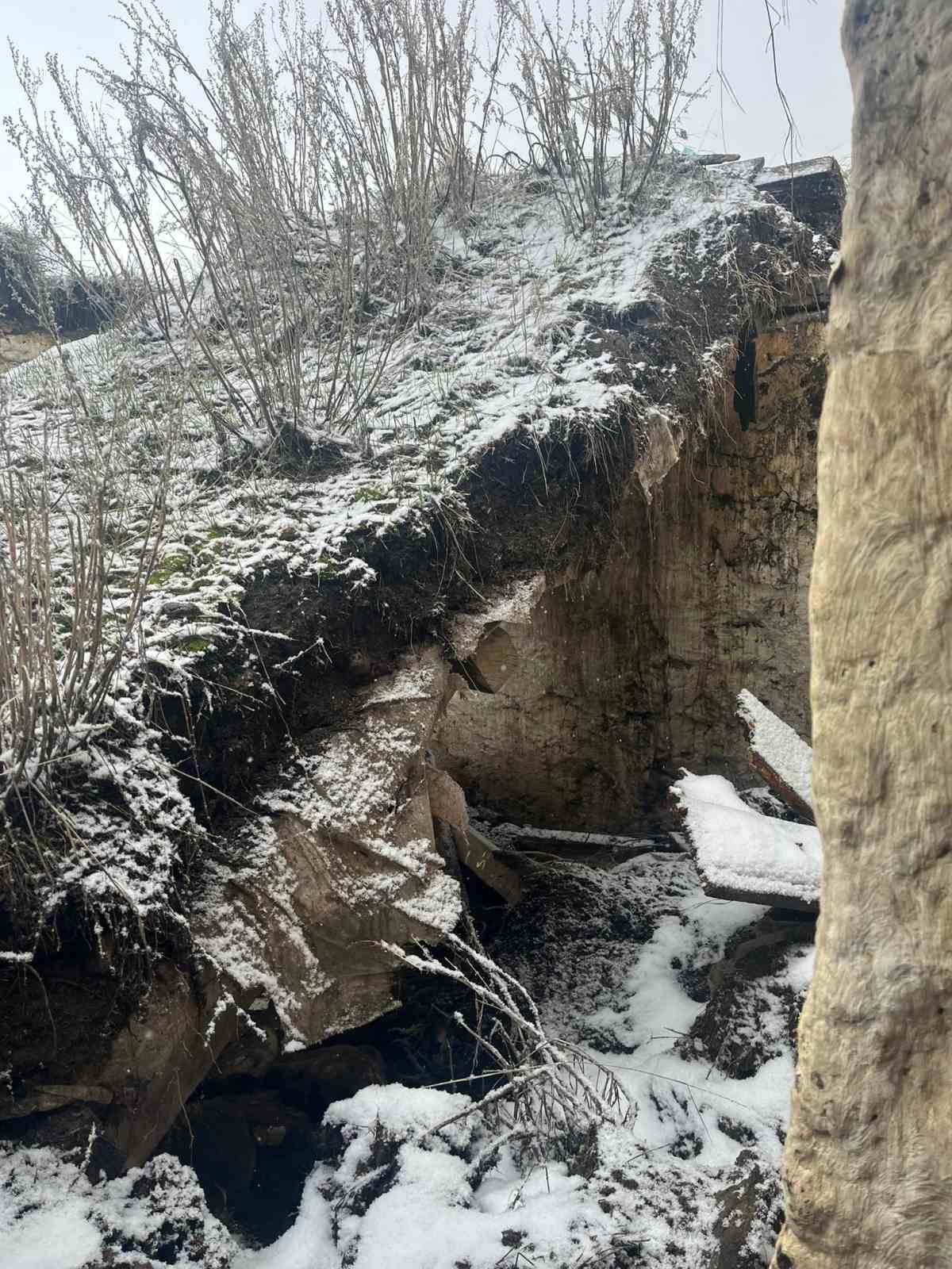 ÇILDIR İLÇESİNDE YOĞUN KAR YAĞIŞI SONRASI YAŞANAN GÖÇÜK BİR EVİ VE AHIRI KULLANILAMAZ HALE...