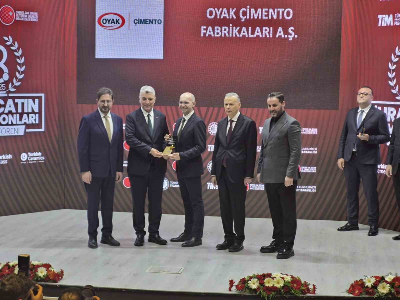 ÇİMENTO, CAM, SERAMİK VE TOPRAK ÜRÜNLERİ İHRACATÇILARI BİRLİĞİ TARAFINDAN TİCARET BAKANLIĞI'NDA...