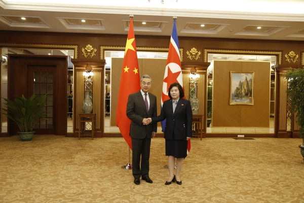 ÇİN DIŞİŞLERİ BAKANI WANG Yİ, KUZEY KORE’DE MEVKİDAŞI CHOE SON HUİ İLE GÖRÜŞTÜ. TARAFLAR İKİLİ...