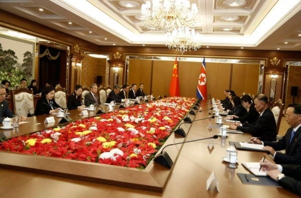 ÇİN DIŞİŞLERİ BAKANI WANG Yİ, KUZEY KORE’DE MEVKİDAŞI CHOE SON HUİ İLE GÖRÜŞTÜ. TARAFLAR İKİLİ...