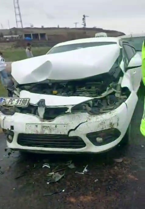 ÇINAR İLÇESİNDE CENAZE KONVOYUNDA MEYDANA GELEN ZİNCİRLEME KAZADA 4 KİŞİ YARALANDI.