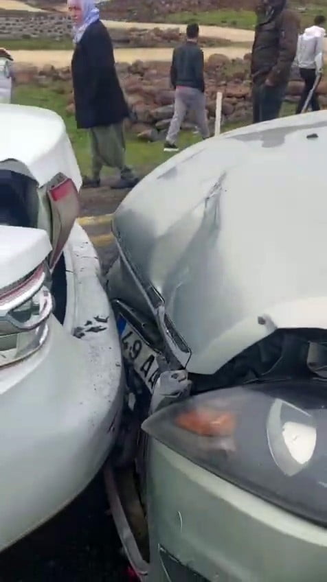 ÇINAR İLÇESİNDE CENAZE KONVOYUNDA MEYDANA GELEN ZİNCİRLEME KAZADA 4 KİŞİ YARALANDI.