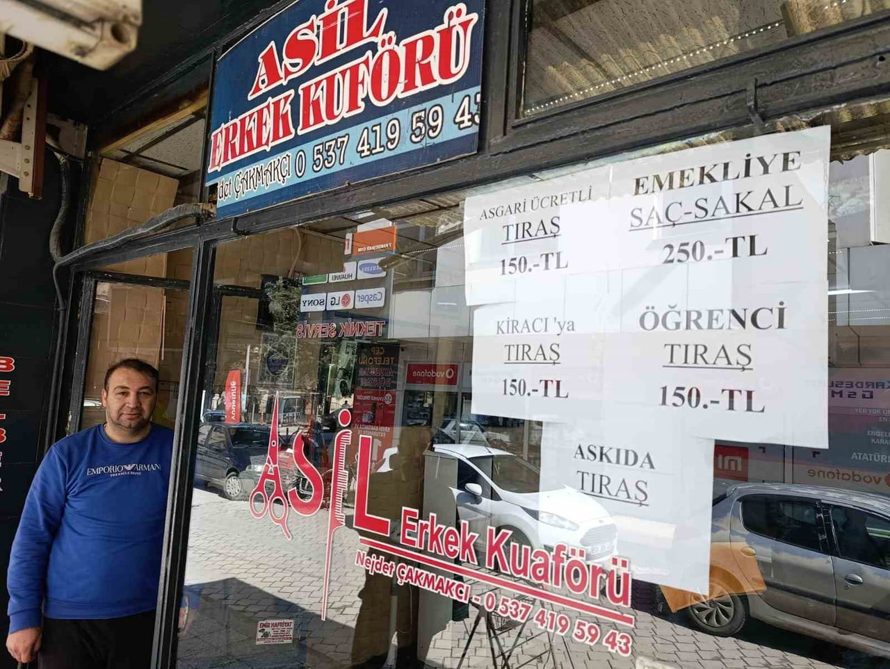 ÇİVRİL’DE BERBERLİK YAPAN NEJDET ÇAKMAKÇI, ARTAN HAYAT PAHALILIĞINA DİKKAT ÇEKMEK VE VATANDAŞLARA...