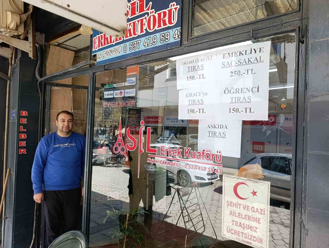 ÇİVRİL’DE BERBERLİK YAPAN NEJDET ÇAKMAKÇI, ARTAN HAYAT PAHALILIĞINA DİKKAT ÇEKMEK VE VATANDAŞLARA...