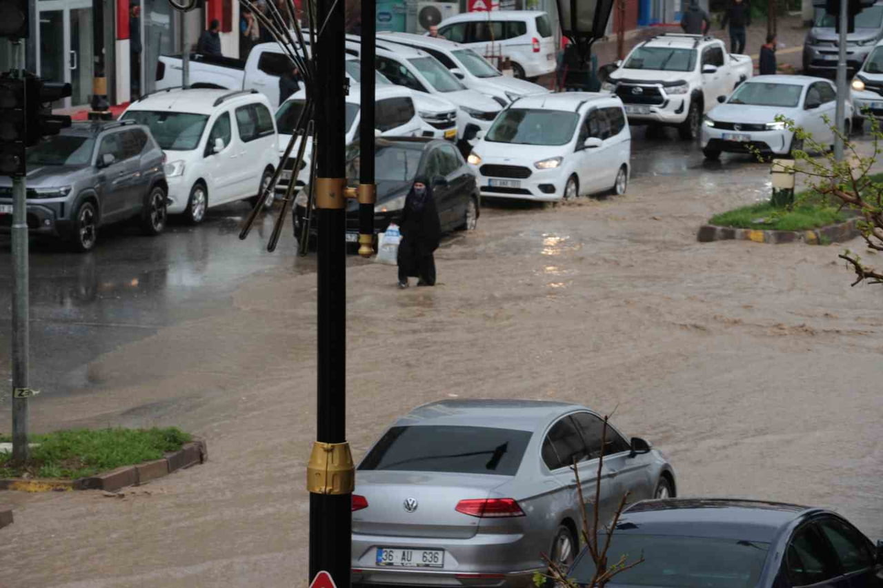 CİZRE İLÇESİNDE ANİDEN BASTIRAN SAĞANAK YAĞIŞ NEDENİYLE CADDE VE SOKAKLAR ADETA GÖLE DÖNERKEN...