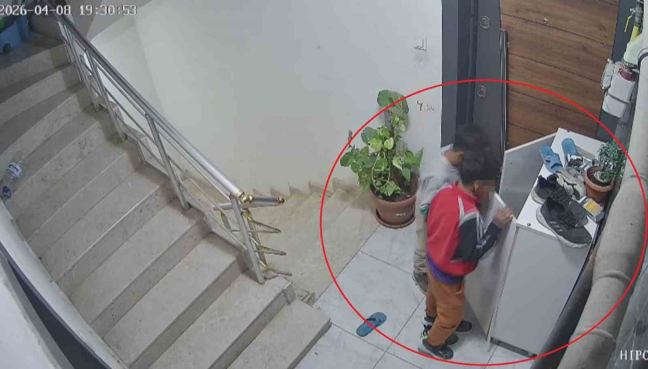 ÇOCUKLARIN AYAKKABI ÇALMA ANLARI (GÜVENLİK KAMERASI GÖRÜNTÜLERİ)