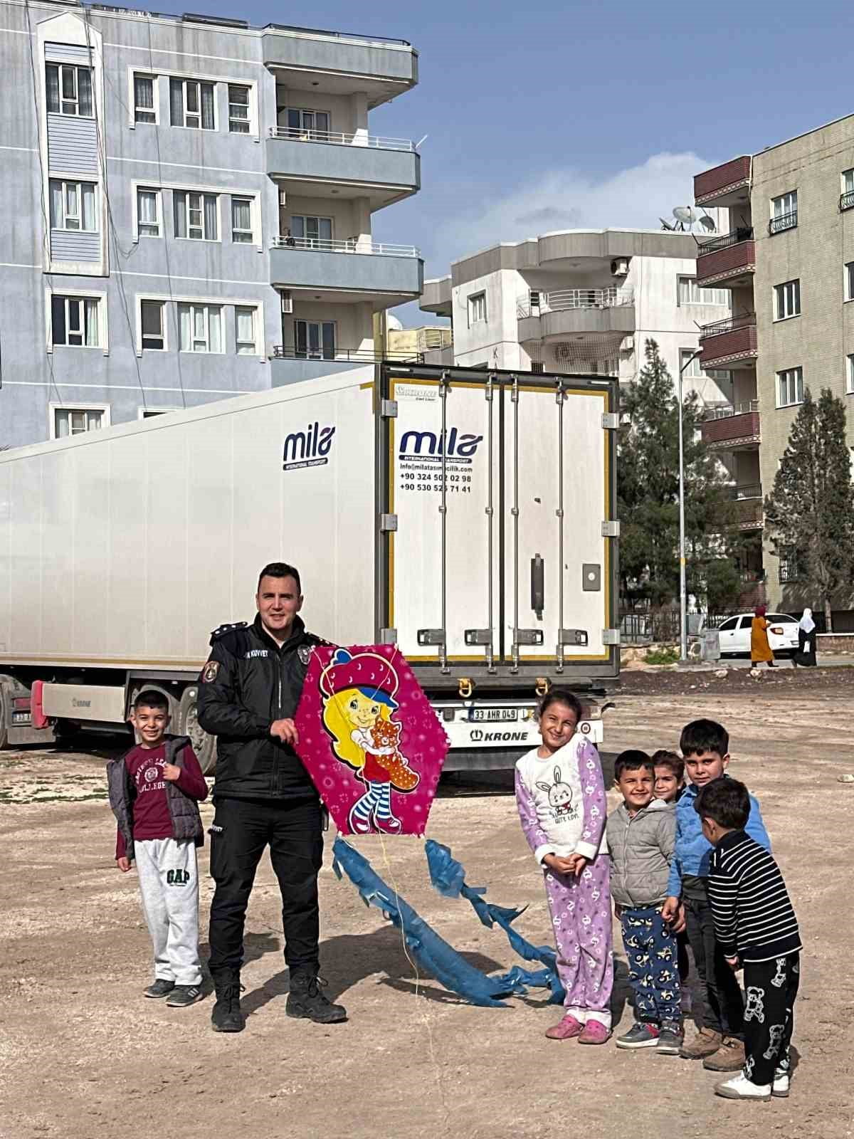 ÇOCUKLARIN NEŞESİNE, BÖLGEDE GÖREV YAPAN POLİS EKİPLERİ DE KAYITSIZ KALMADI. GÖREVLİ BİR POLİS...