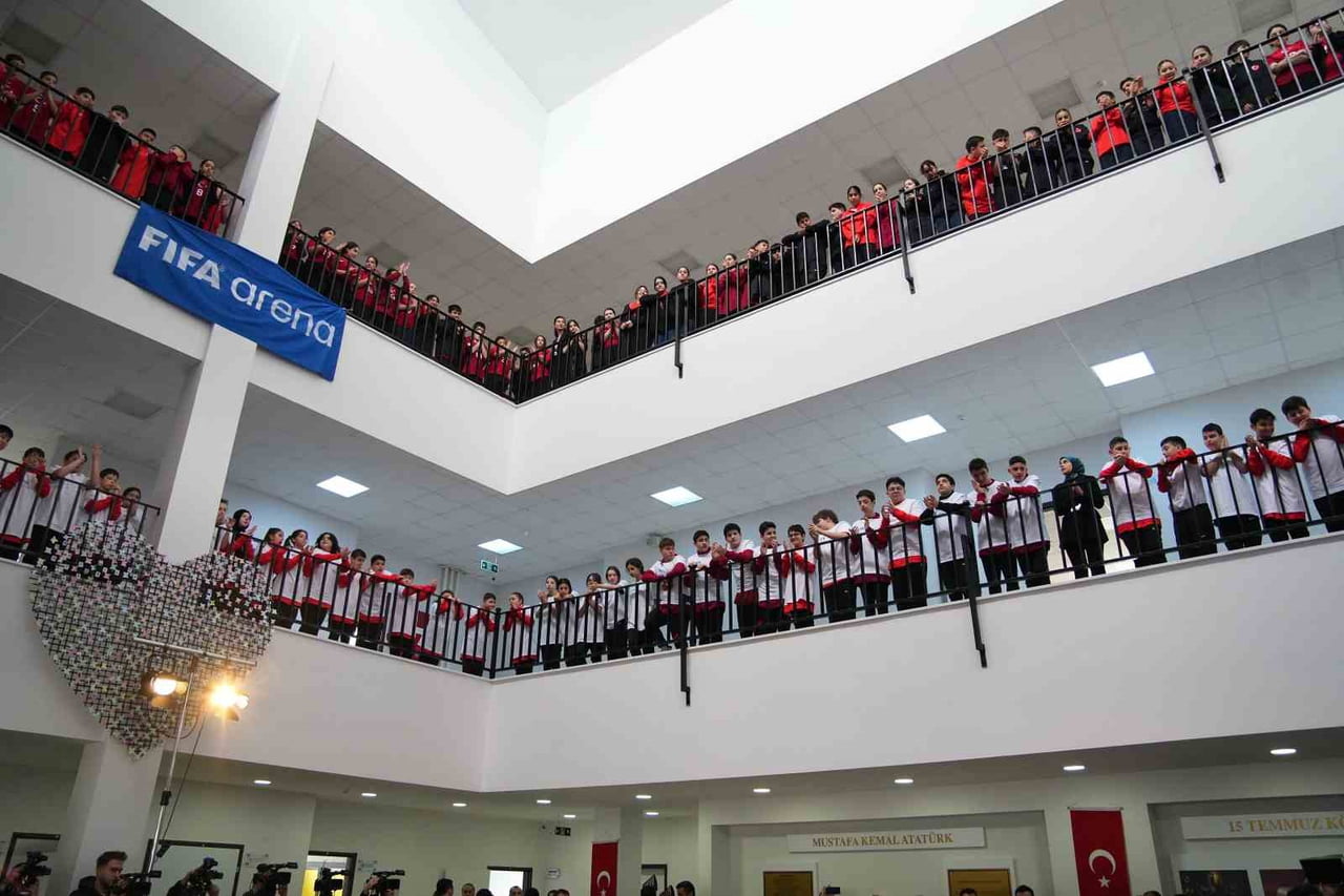 ÇOCUKLARIN SAHALARA ULAŞIMINI KOLAYLAŞTIRMAK İÇİN HAYATA GEÇİRİLEN FIFA ARENA PROJESİNİN TÜRKİYE...