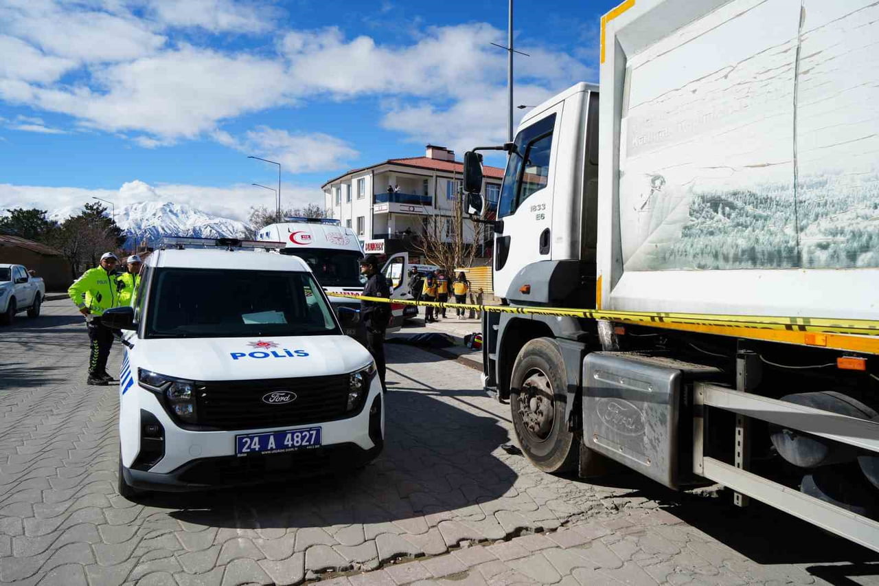 ÇÖP KAMYONUNUN ÇARPTIĞI YAŞLI KADIN HAYATINI KAYBETTİ