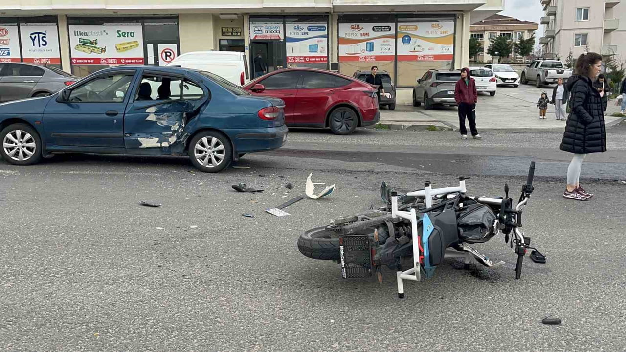 ÇORLU'DA OTOMOBİL İLE MOTOSİKLETİN KARIŞTIĞI TRAFİK KAZASINDA İKİ GENÇ YARALANDI.