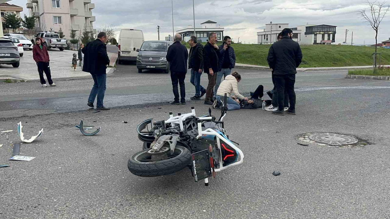 ÇORLU'DA OTOMOBİL İLE MOTOSİKLETİN KARIŞTIĞI TRAFİK KAZASINDA İKİ GENÇ YARALANDI.