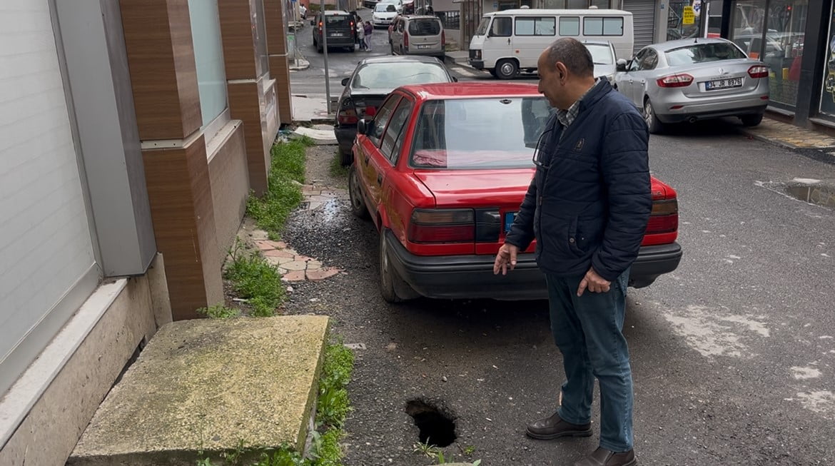 ÇORLU İLÇESİNDE BİR SOKAKTA ASFALT YOLUN ÇÖKMESİYLE FARELER ORTAYA ÇIKTI