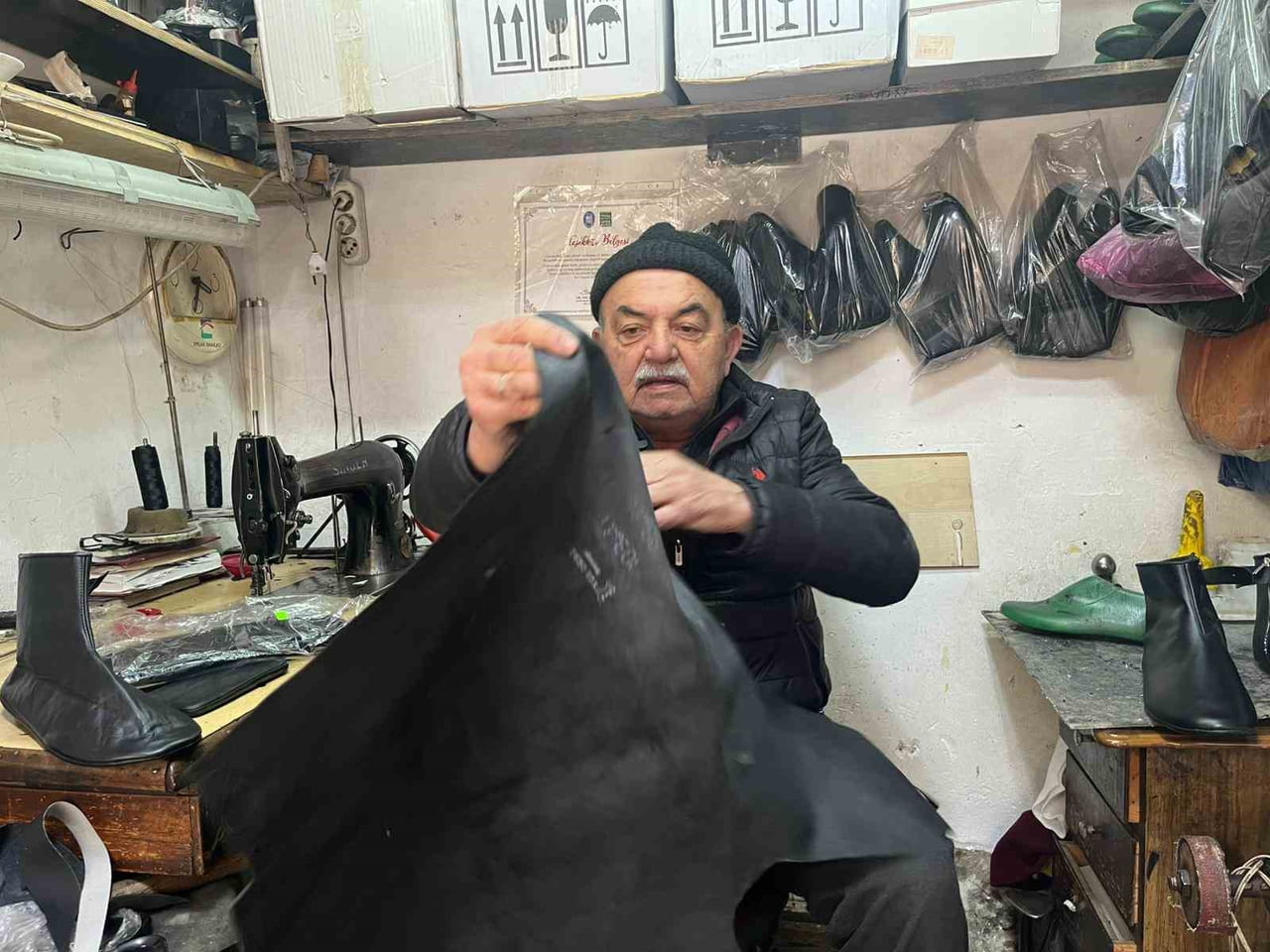 ÇORUM'DA 73 YAŞINDAKİ MEST USTASI, YOK OLMAYA YÜZ TUTAN MESLEĞİNİ YAŞATARAK EL İŞÇİLİĞİYLE DERİ...