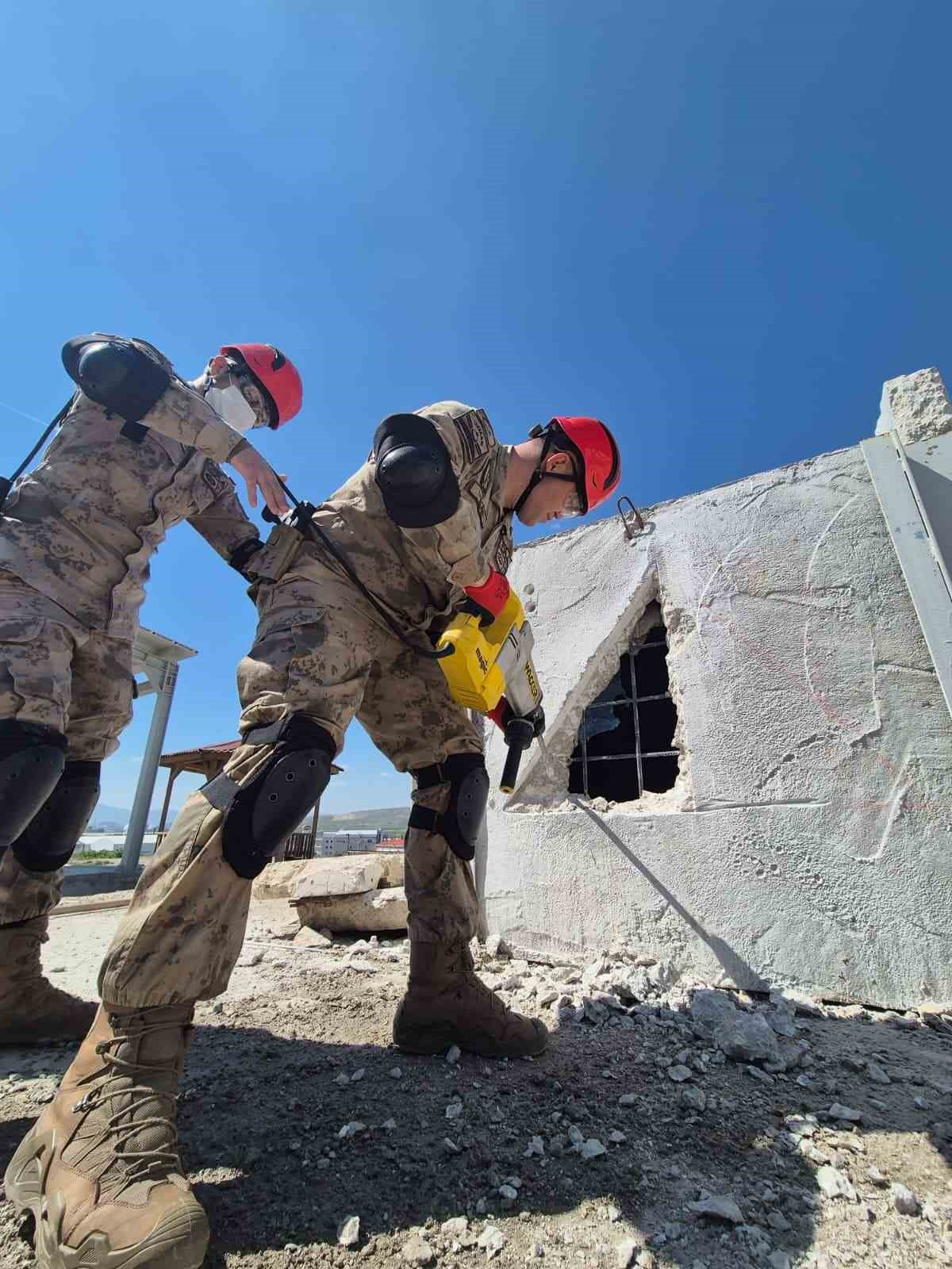 ÇORUM'DA AFAD EKİPLERİ TARAFINDAN JANDARMA KOMANDO BİRLİKLERİNE ARAMA VE KURTARMA EĞİTİMİ...