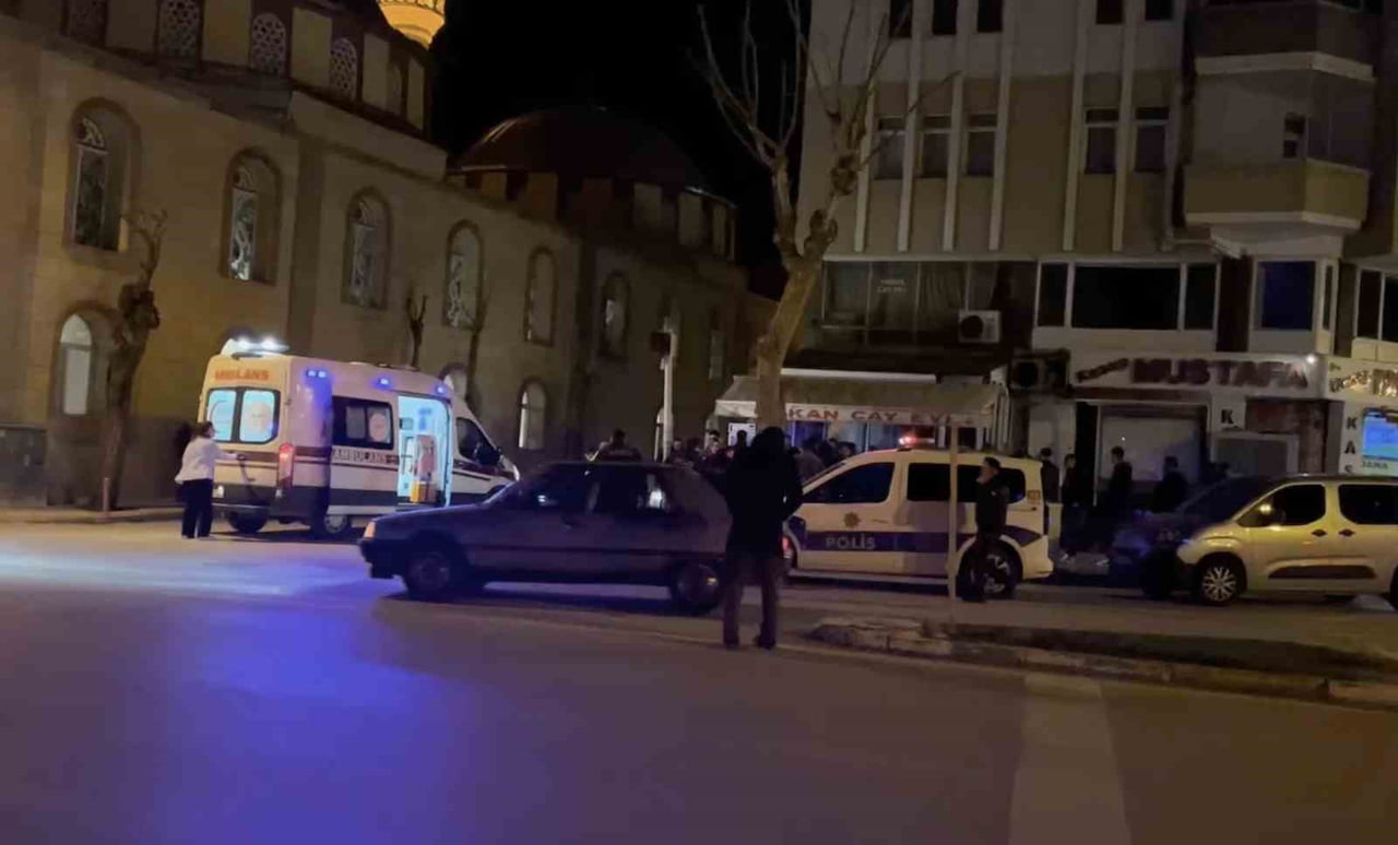 ÇORUM'DA CADDE ORTASINDA SİLAHLI SALDIRIYA UĞRAYAN VATANDAŞ YARALANDI.