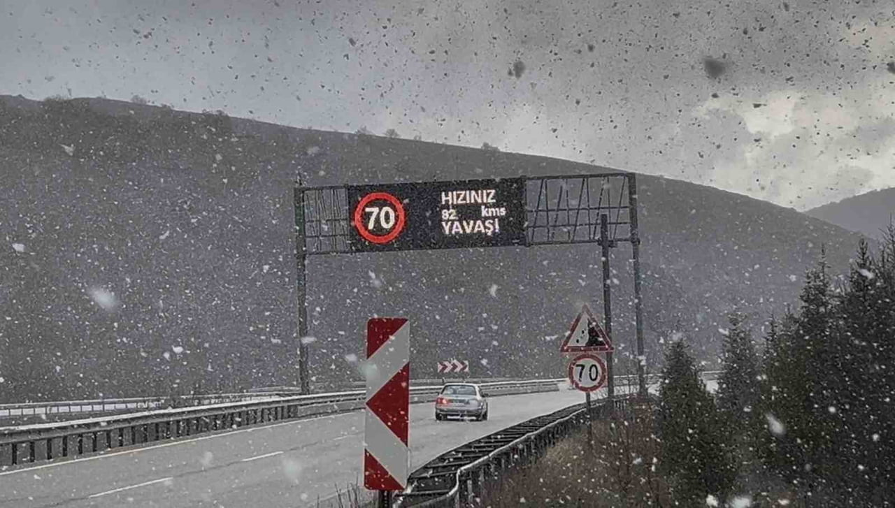 ÇORUM'DA HAVA SICAKLIĞININ DÜŞMESİNİN ARDINDAN YÜKSEK RAKIMLI BÖLGELERDE KAR YAĞIŞI ETKİLİ OLMAYA...