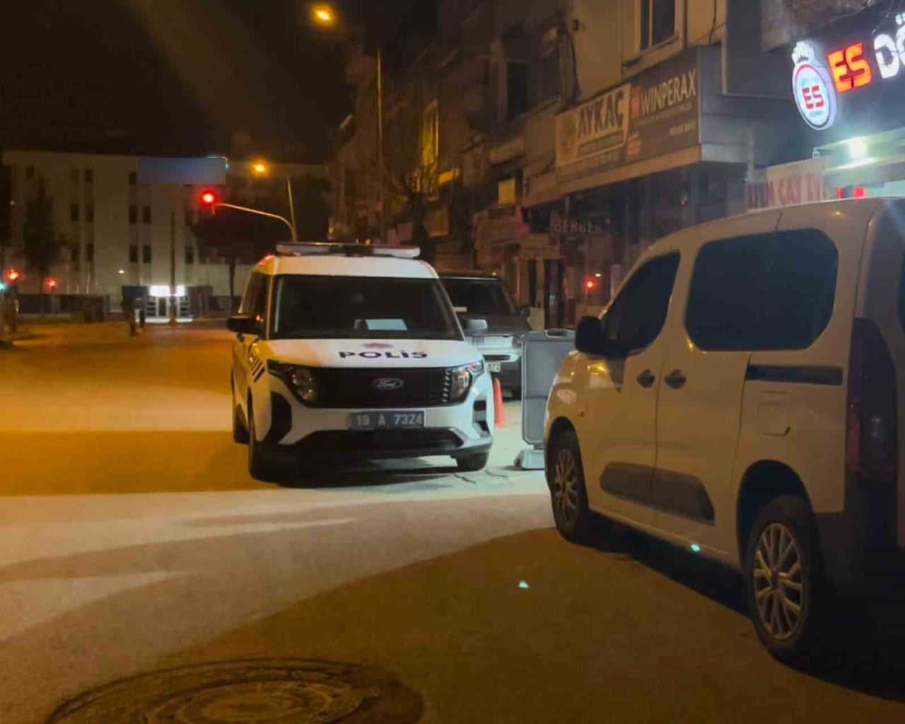 ÇORUM'DA HUSUMETLİ OLDUĞU ŞAHISLARIN SİLAHLI SALDIRISINA UĞRAYAN VATANDAŞ YARALANDI.