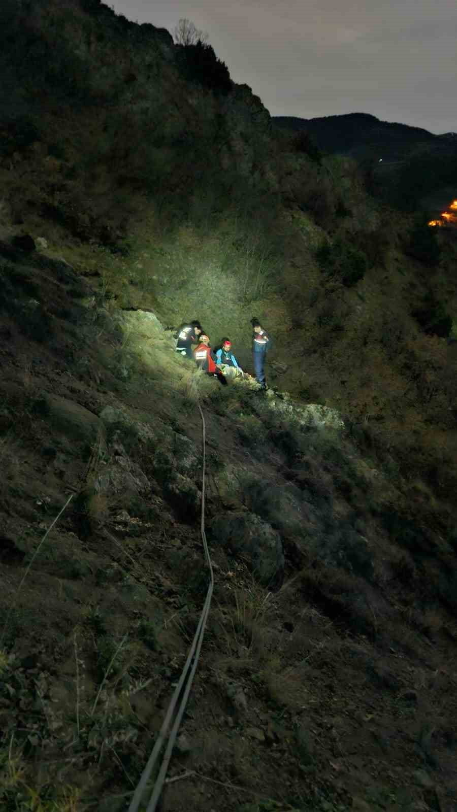 ÇORUM'DA MANTAR TOPLAMAK İÇİN GİTTİĞİ ORMANDA UÇURUMDAN DÜŞEN VATANDAŞ, EKİPLERİN SAATLER SÜREN...