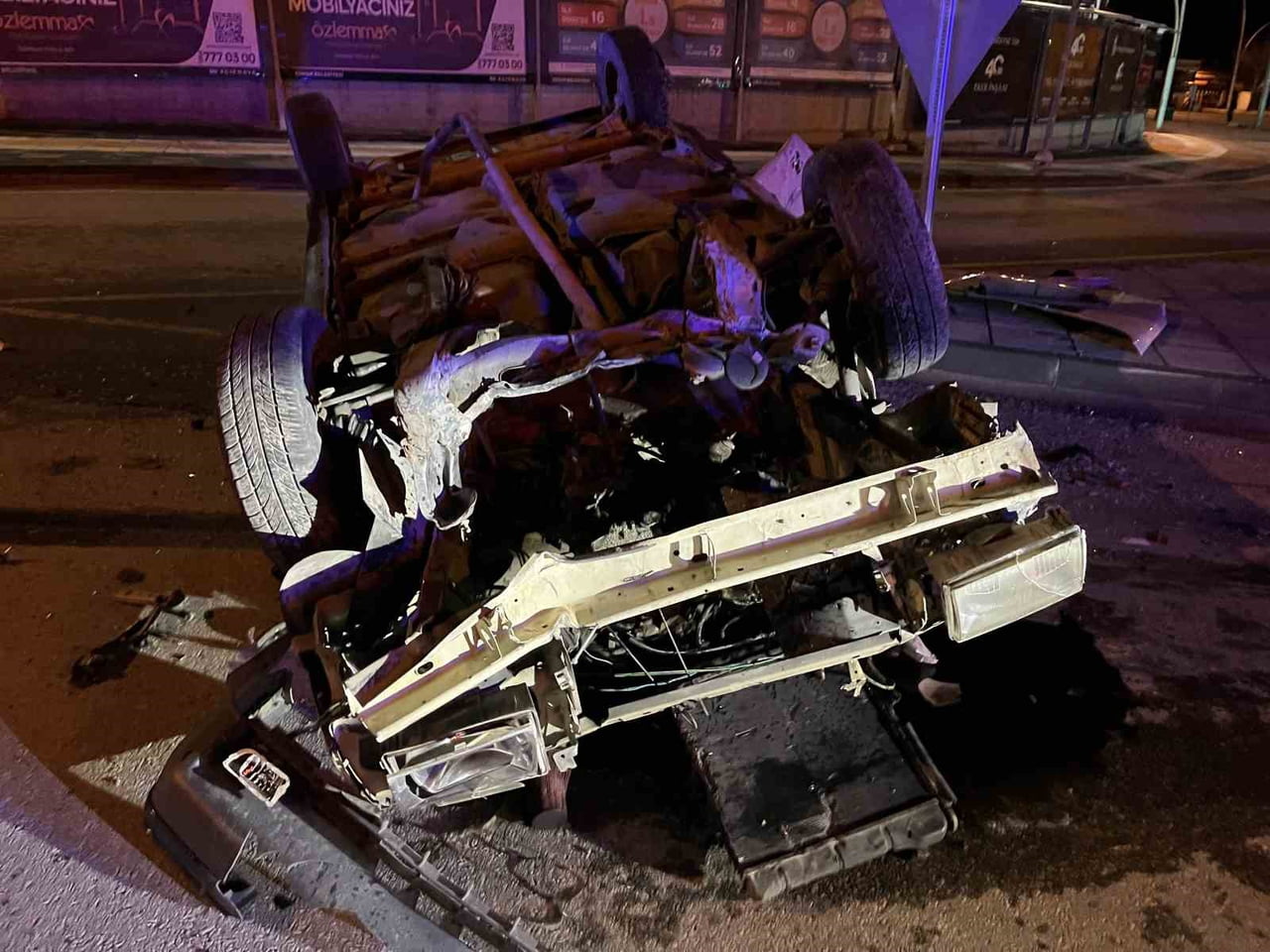 ÇORUM'DA OTOMOBİL İLE KAVŞAKTA ÇARPIŞTIKTAN SONRA TAKLA ATAN OTOMOBİLİN SÜRÜCÜSÜ...