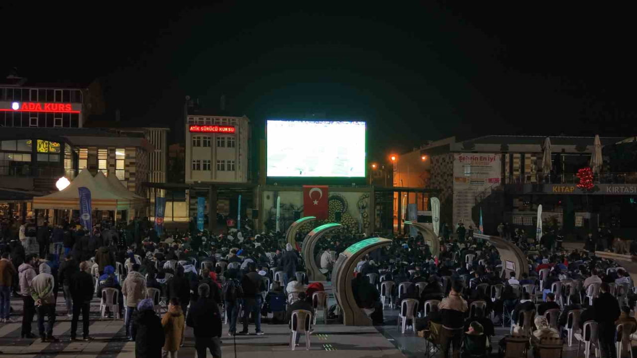 ÇORUM'DA VATANDAŞLAR, A MİLLİ FUTBOL TAKIMI'NIN KOSOVA'YI 1-0 MAĞLUP ETTİĞİ DÜNYA KUPASI ELEMELERİ...