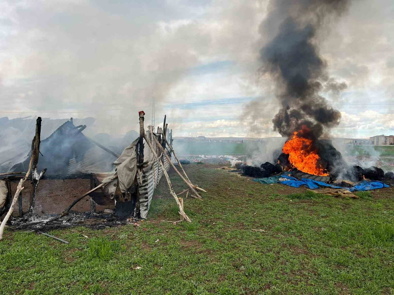 ÇORUM'UN ALACA İLÇESİNDE ÇIKAN YANGINDA AĞIL VE 150 SAMAN BALYASI ALEV ALEV YANDI.