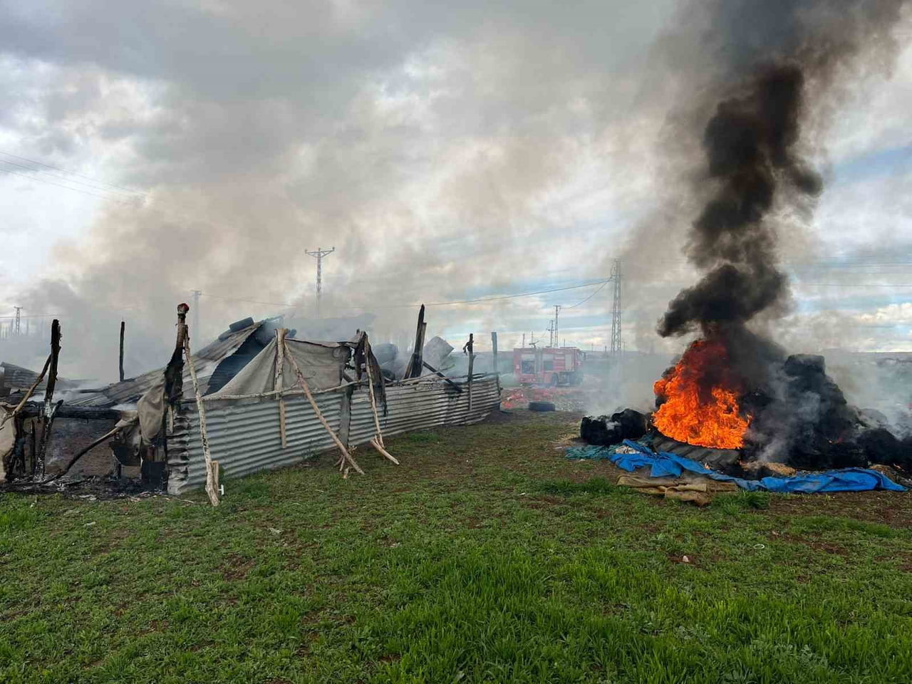 ÇORUM'UN ALACA İLÇESİNDE ÇIKAN YANGINDA AĞIL VE 150 SAMAN BALYASI ALEV ALEV YANDI.