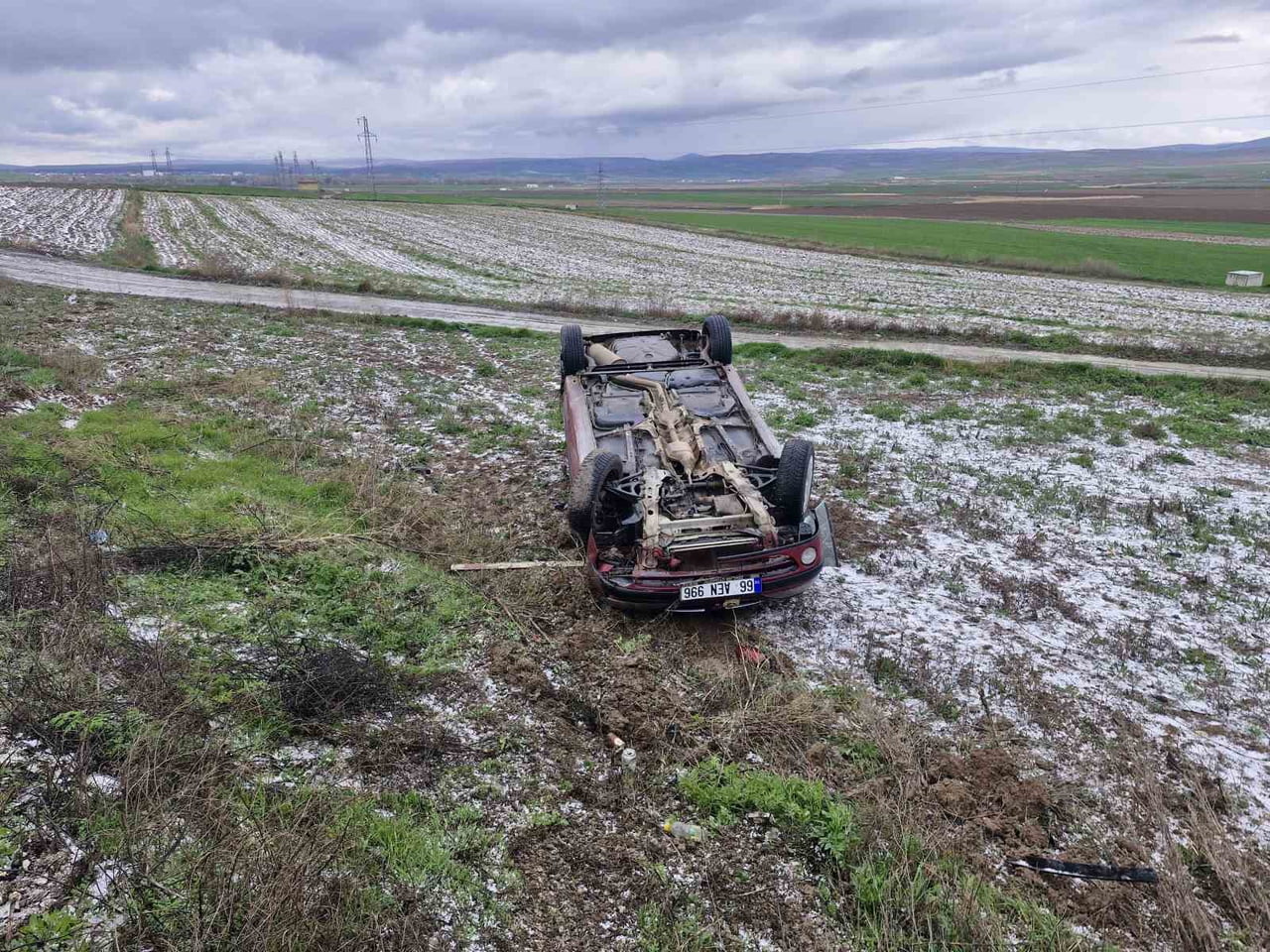 ÇORUM'UN ALACA İLÇESİNDE GİZLİ BUZLANMA SEBEBİYLE ŞARAMPOLDE TERS DÖNEN OTOMOBİLDEKİ 3 KİŞİ...