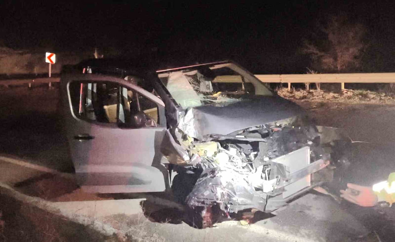 ÇORUM'UN ALACA İLÇESİNDE HAFİF TİCARİ ARACIN KAMYONA ÇARPMASI NETİCESİNDE MEYDANA GELEN KAZADA 3...