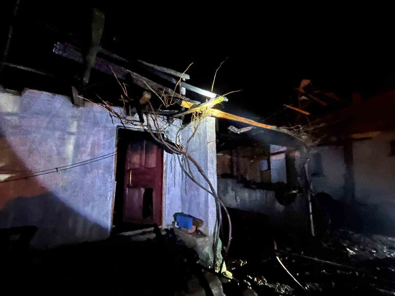 ÇORUM'UN ALACA İLÇESİNDE PARK HALİNDEKİ KAMYONETTE ÇIKAN YANGIN, EV VE GARAJA SIÇRADI. İTFAİYENİN...