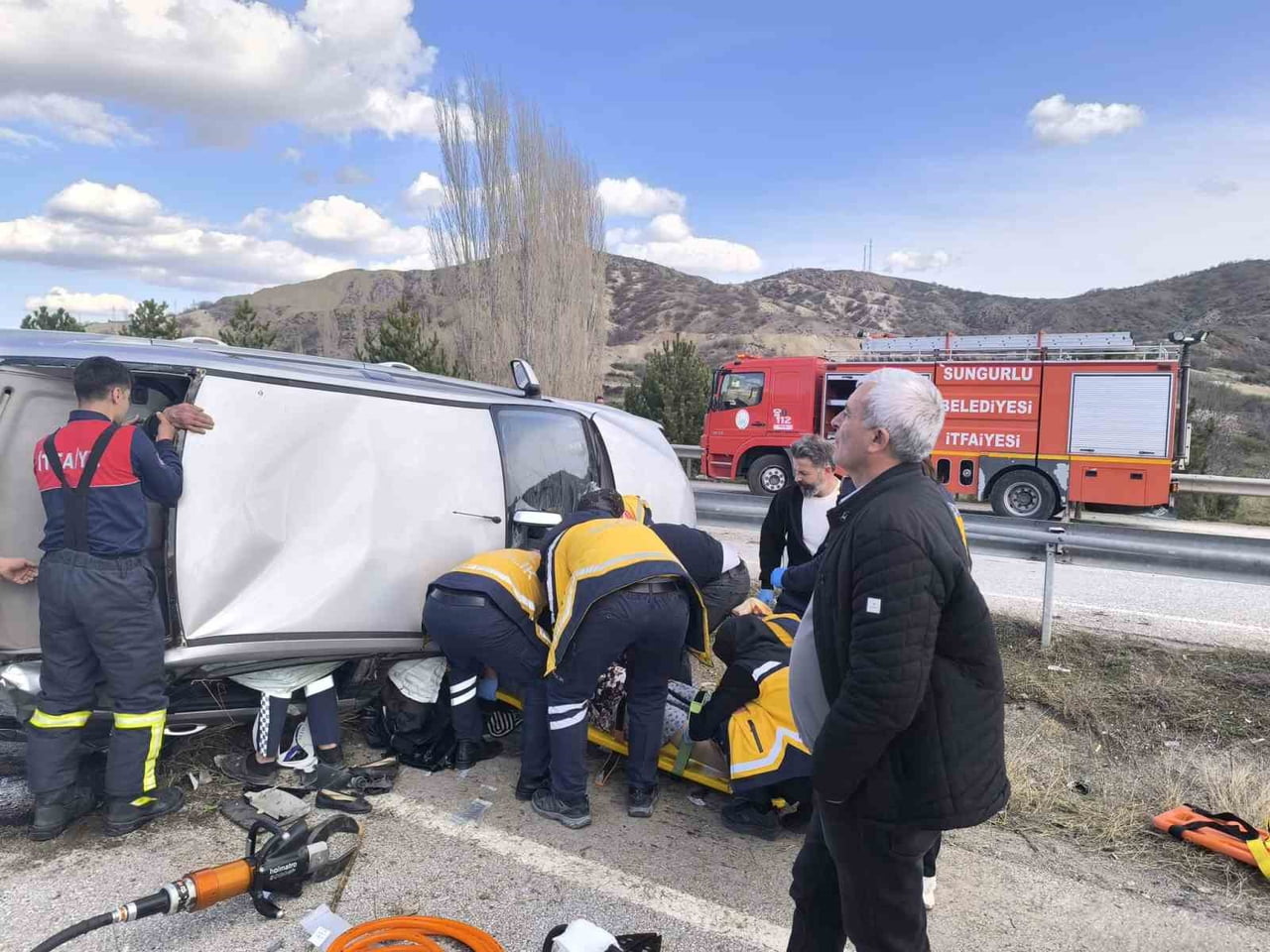 ÇORUM'UN SUNGURLU İLÇESİNDE OTOMOBİLİN DEVRİLMESİ NETİCESİNDE 3 KİŞİ YARALANDI.