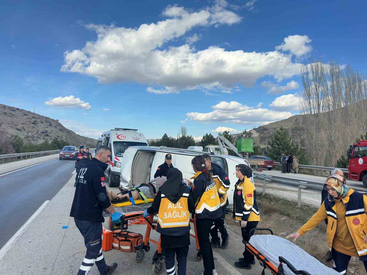 ÇORUM'UN SUNGURLU İLÇESİNDE OTOMOBİLİN DEVRİLMESİ NETİCESİNDE 3 KİŞİ YARALANDI.