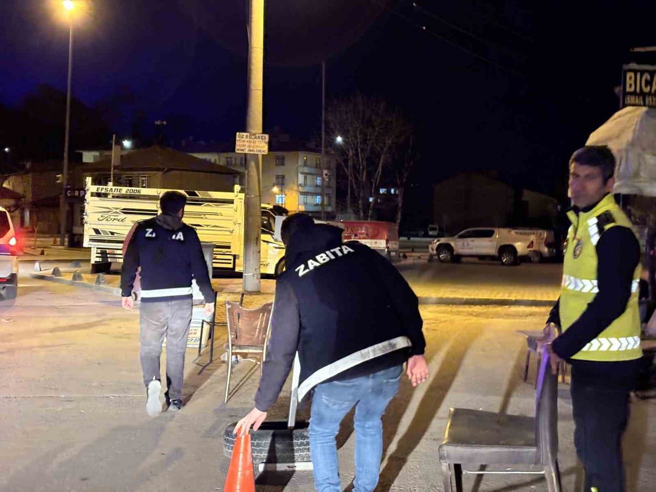 ÇORUM BELEDİYESİ TARAFINDAN KALDIRIM VE YOL İŞGALİNE KARŞI GECE SAATLERİNDE DENETİM...