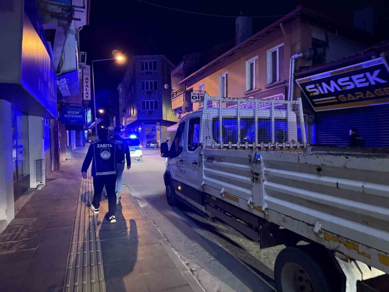 ÇORUM BELEDİYESİ TARAFINDAN KALDIRIM VE YOL İŞGALİNE KARŞI GECE SAATLERİNDE DENETİM...