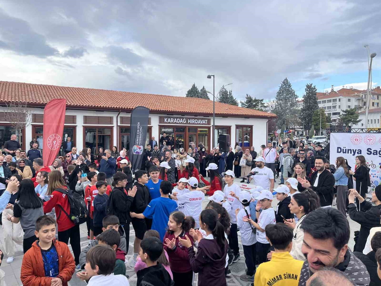 ÇORUM’DA 7 NİSAN DÜNYA SAĞLIK GÜNÜ’NDE FARKINDALIK OLUŞTURMAK AMACIYLA DÜZENLENEN YÜRÜYÜŞTE...