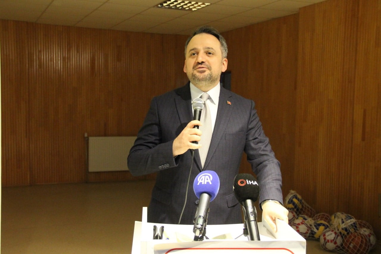 ÇORUM’DA GENÇLERLE BİR ARAYA GELEN GENÇLİK VE SPOR BAKAN YARDIMCISI DR. ENES EMİNOĞLU, TÜRKİYE’DE...