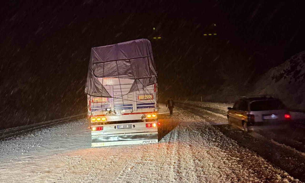 ÇORUM’UN ALACA İLÇESİNDE KAR YAĞIŞI ETKİLİ OLUYOR.